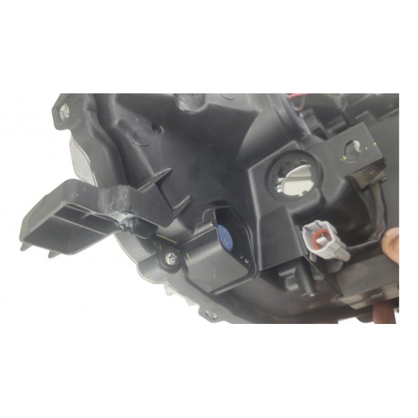Farol Yaris Ld 2019/2022 C Projetor C Detalhe